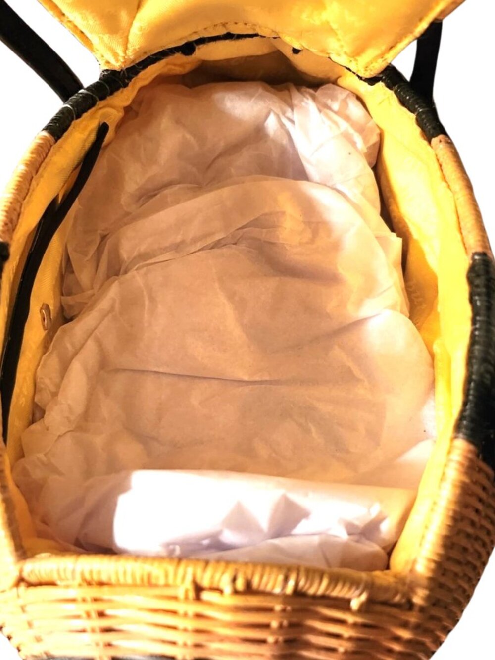 Kate Spade NWT "Down the Rabbit Hole" Wicker Bumble Bee Purse in Plastic - Picture 4 of 7